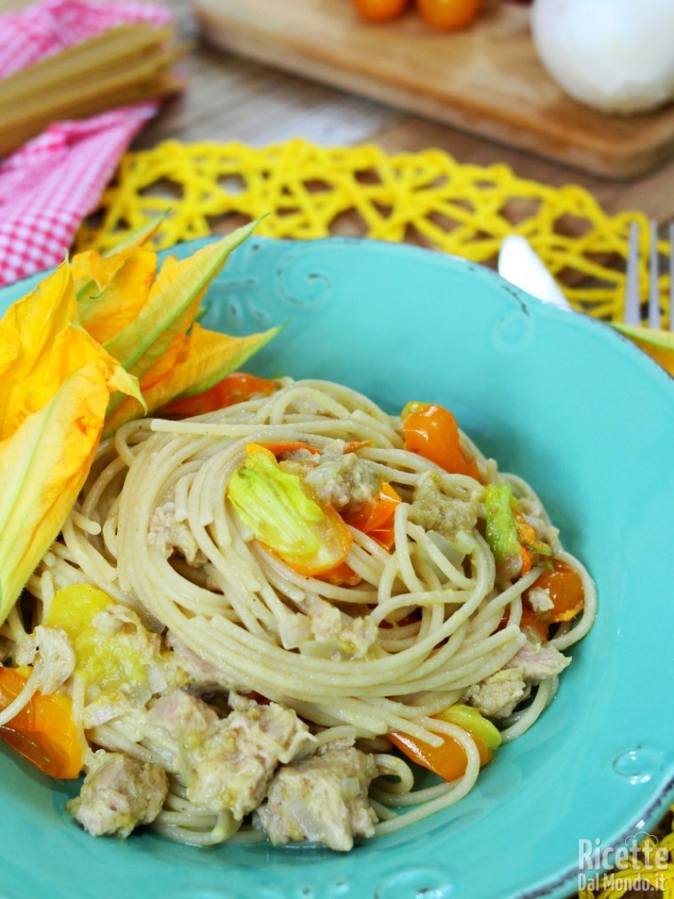 Spaghetti integrali con pomodorini gialli e tonno estivi