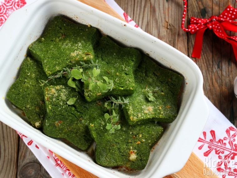 Semplici stelline di semolino agli spinaci di Natale