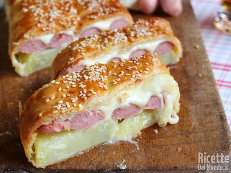 Ricetta strudel salato wurstel patate e mozzarella