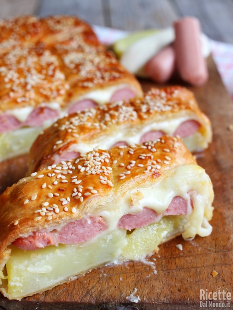 Semplice strudel salato wurstel patate e mozzarella