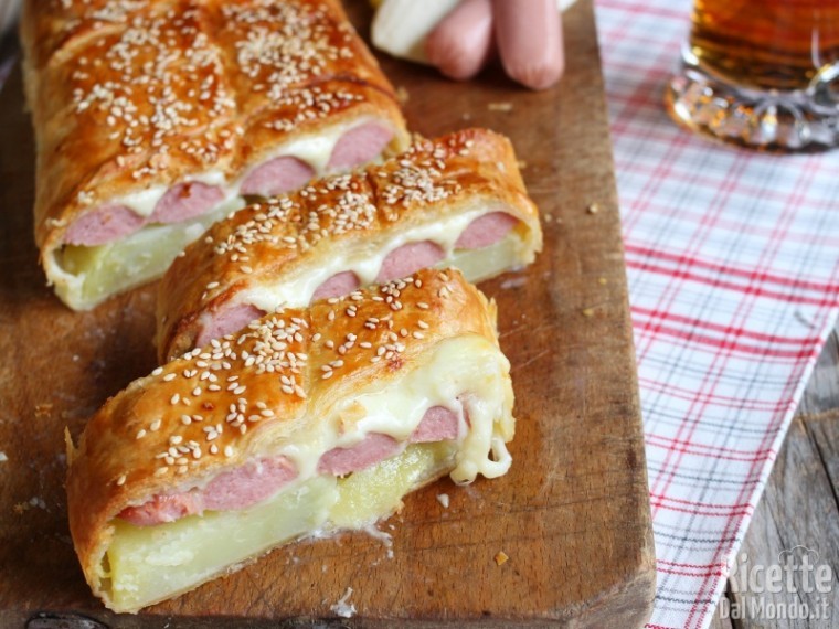 Strudel salato wurstel patate e mozzarella