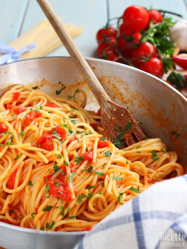 Come fare gli spaghetti alle vongole fujute