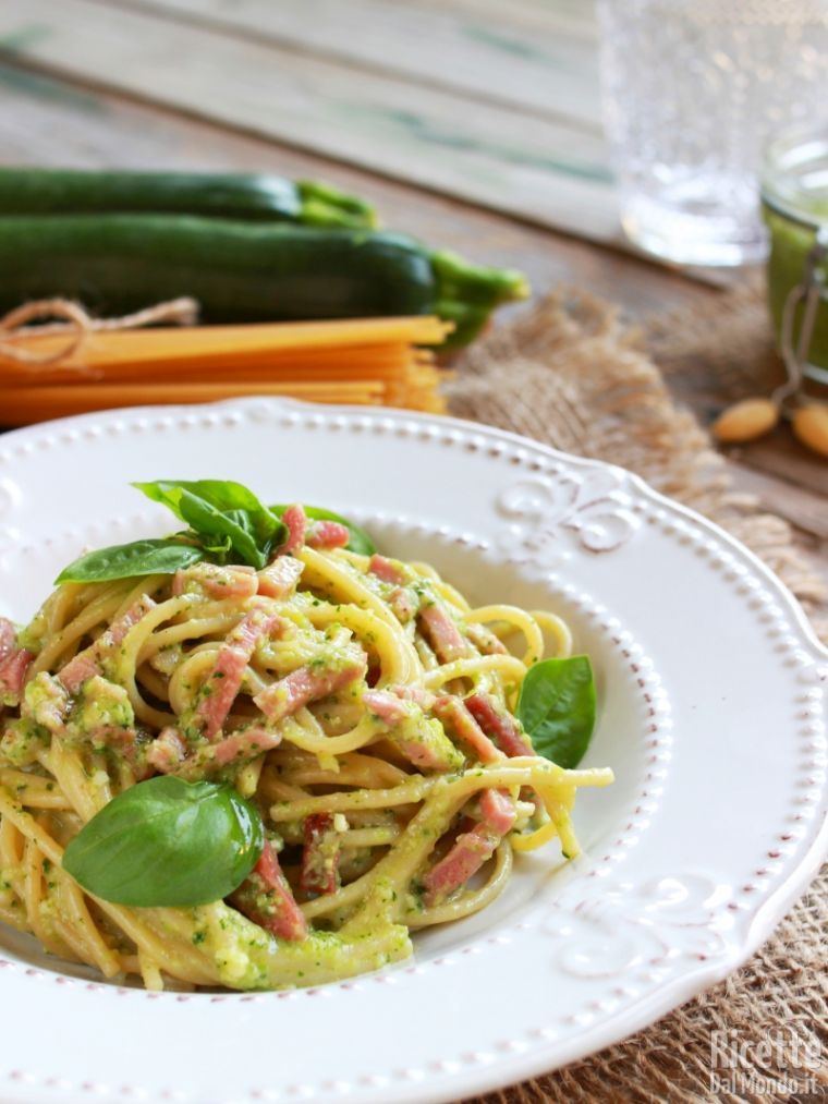 Spaghetti con pesto di zucchine e speck |RicetteDalMondo