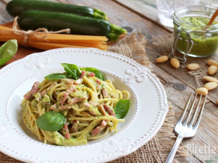 Spaghetti con pesto di zucchine e speck |RicetteDalMondo