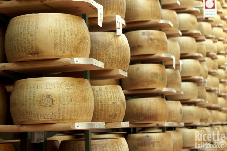 Ricetta Parmigiano Reggiano storia e caratteristiche di un'eccellenza italiana
