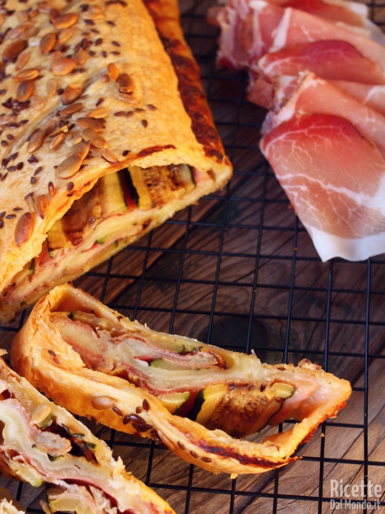 Come fare lo strudel salato con zucchine e speck