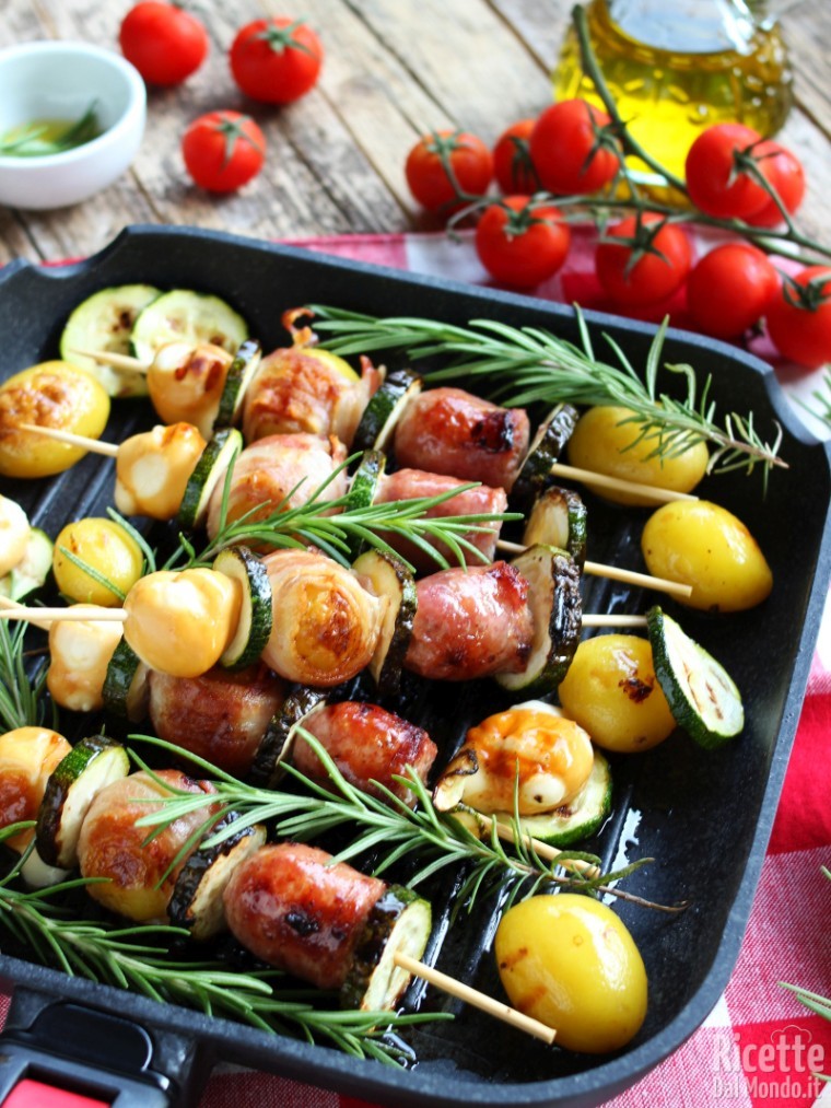 Come fare gli spiedini di salsicce e patate novelle