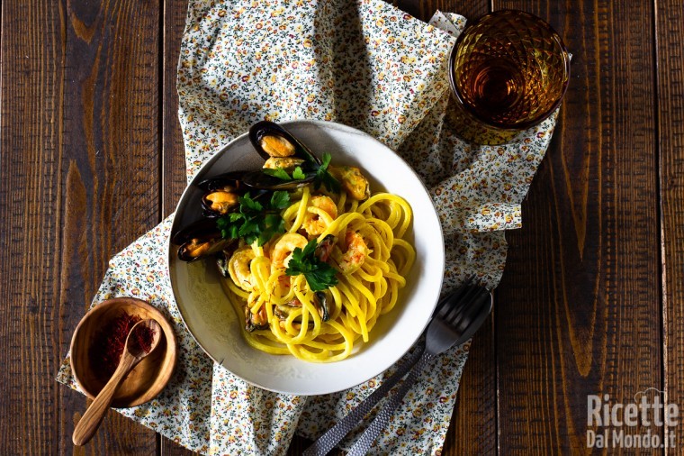 Ricetta Spaghettoni con cozze, gamberi e crema di zafferano