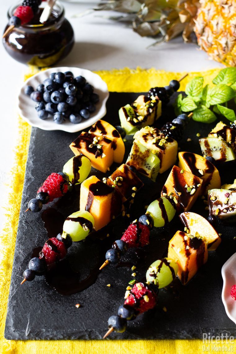 Come fare gli spiedini di frutta con salsa al cioccolato