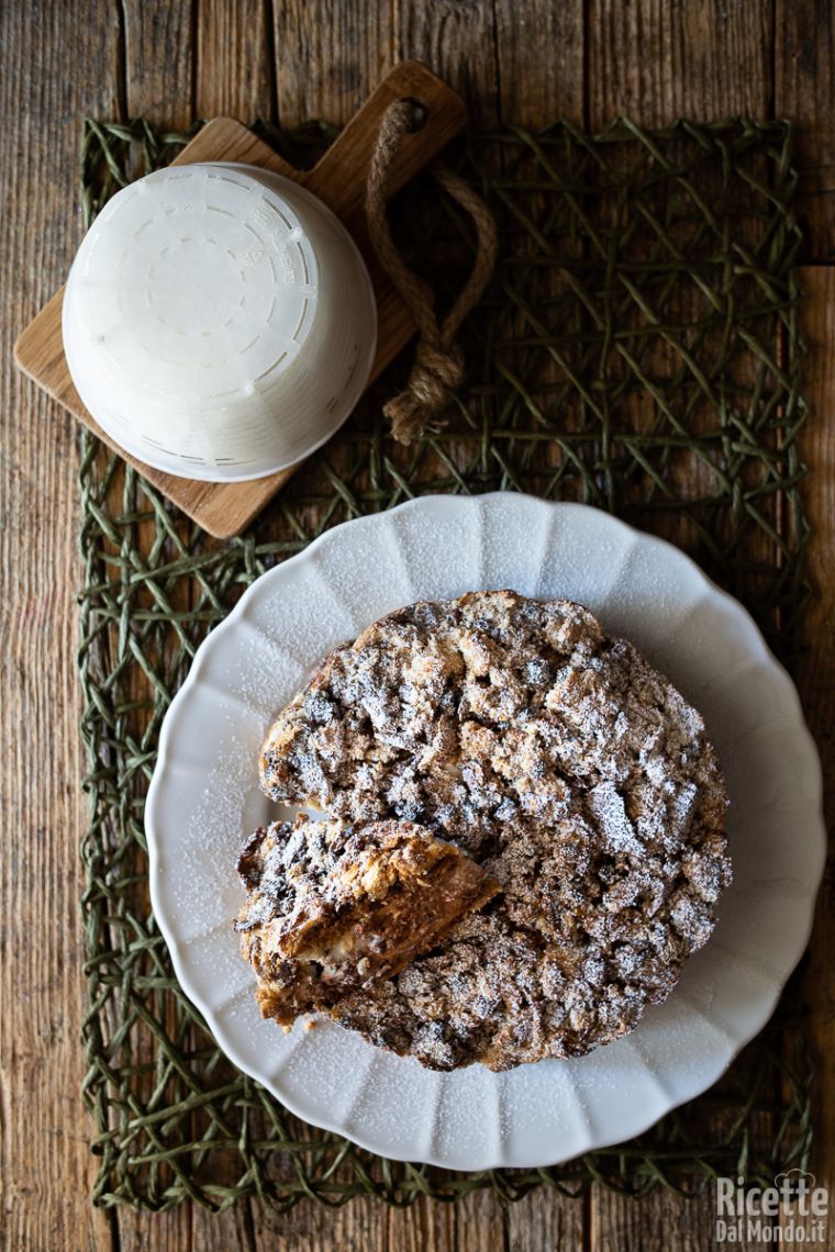 Come fare la sbriciolata di colomba con ricotta e cioccolato
