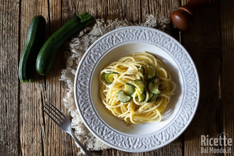 Ricetta Spaghettoni cacio e pepe con zucchine: Ricetta semplice e cremosa!