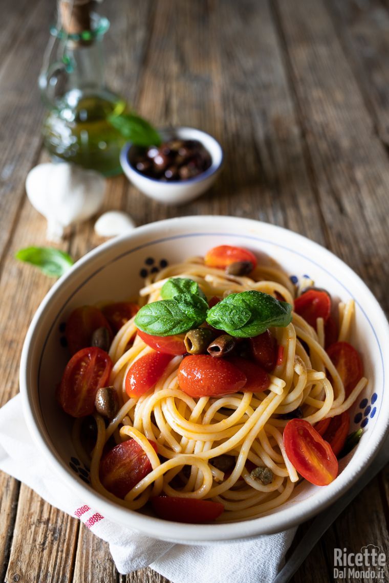 Ricetta spaghetti con pomodorini, olive e capperi