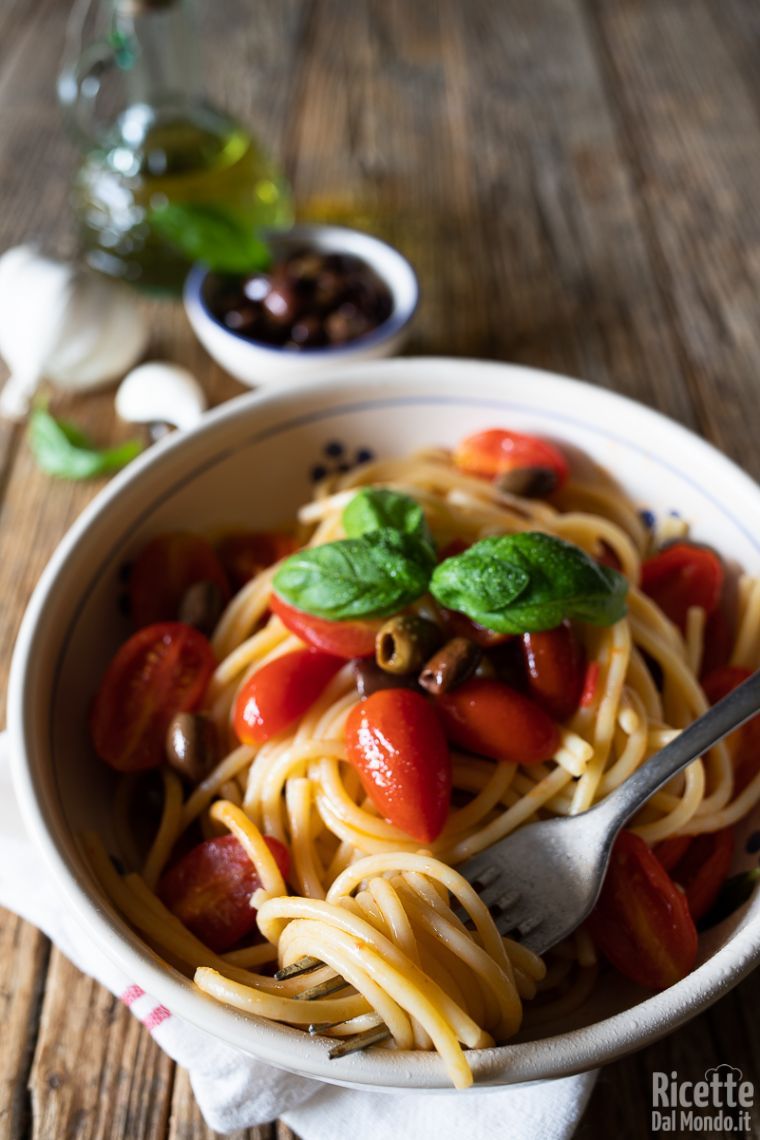 Come fare gli spaghetti con pomodorini, olive e capperi