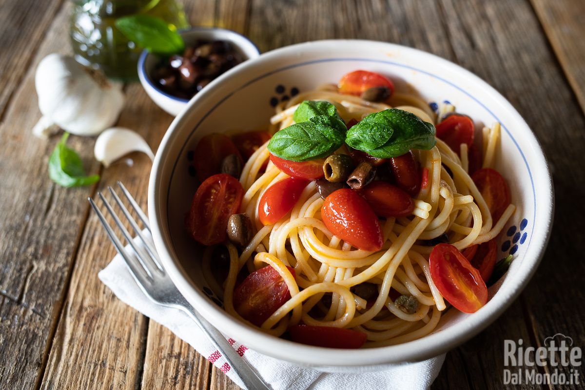 Ricetta Spaghetti con pomodorini, olive e capperi. La ricetta pronta in 5 minuti!