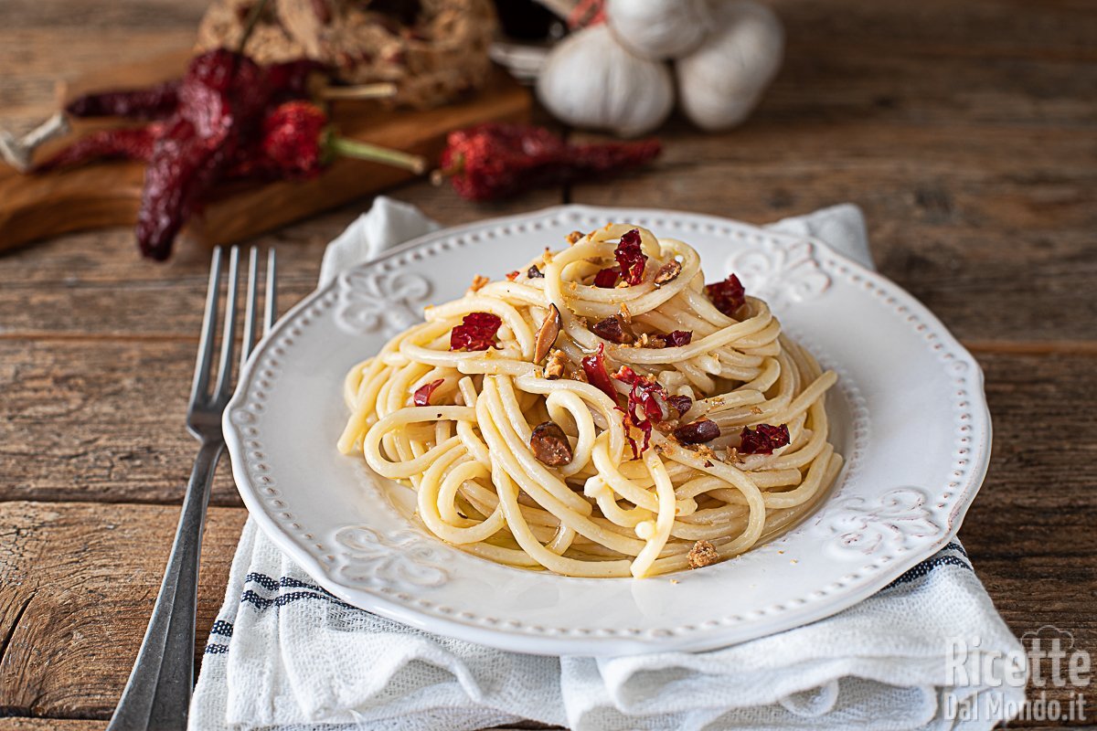 Ricetta Spaghetto con colatura di alici, peperone crusco e tarallo (Ricetta in 5 minuti!)
