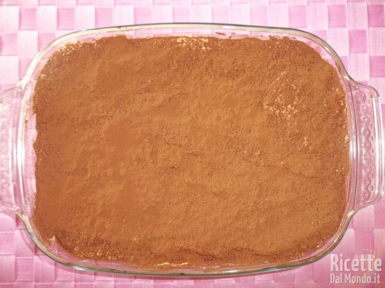 Ricoprire con crema e cacao in polvere