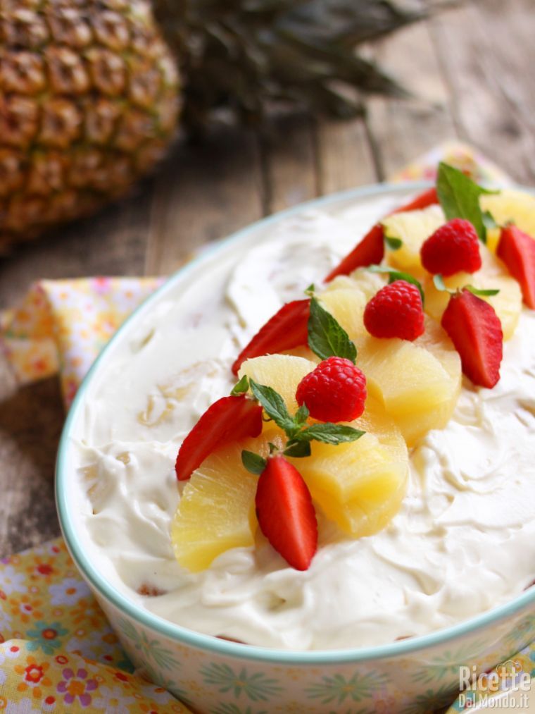 Semplice tiramisù all'ananas estivo