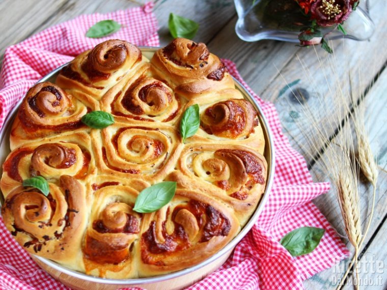 Torta delle rose salata ripiena di prosciutto e formaggio!