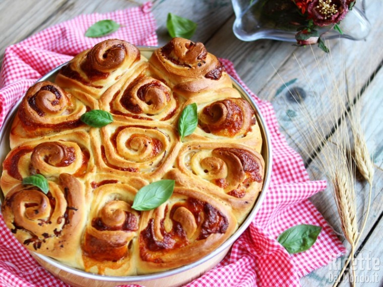 Ricetta Torta delle rose salata