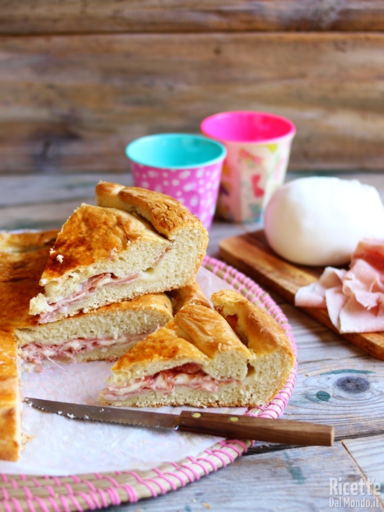 Come fare la torta salata con prosciutto e mozzarella