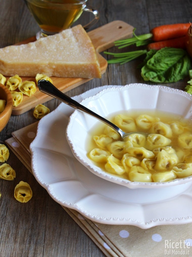 Tortellini in brodo vegetale, il piatto caldo di Natale