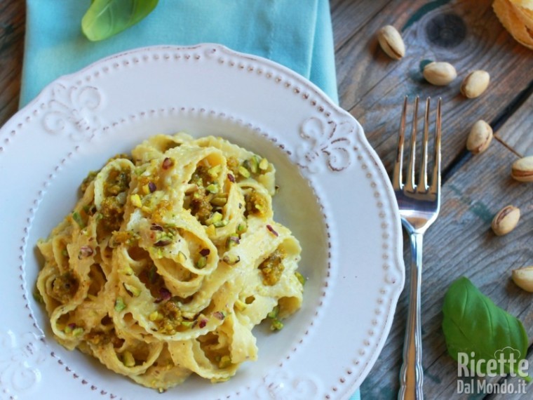 Ricetta tagliatelle al pesto di pistacchi