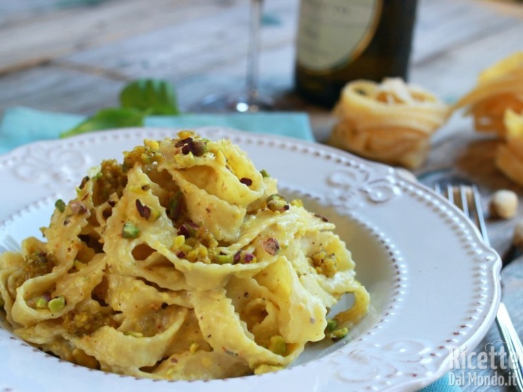 tagliatelle al pesto di pistacchi siciliano