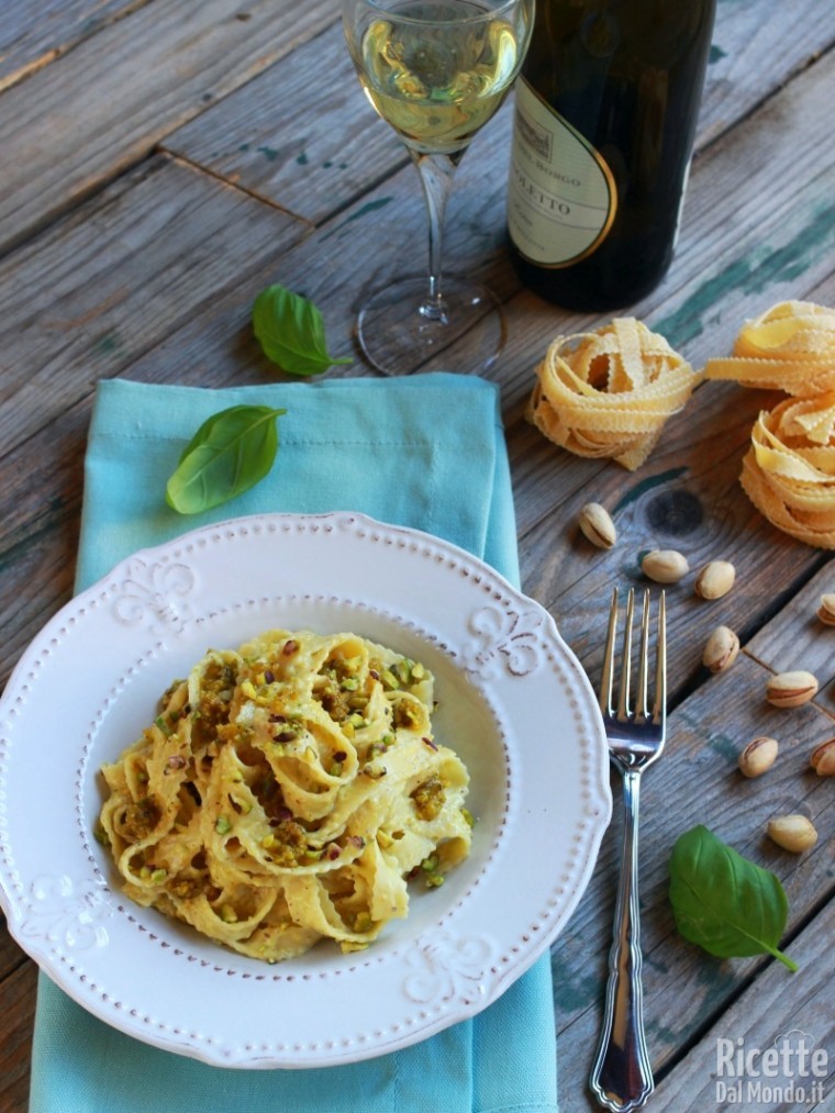 Come fare le tagliatelle al pesto di pistacchi