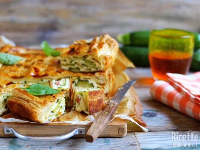 Torta salata zucchine e wurstel di pasta sfoglia