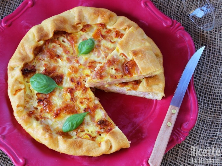 Torta salata con salumi e mozzarella con brisè