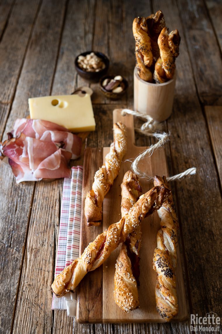 Ricetta torciglioni di pasta sfoglia allo speck