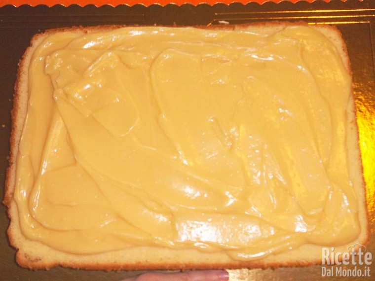 Torta di compleanno di pasta di zucchero 9