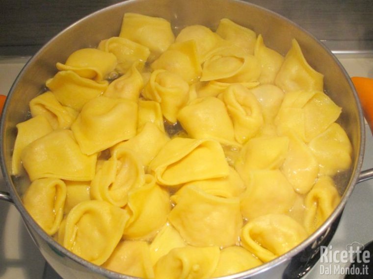 Tortelli con cotechino su vellutata di lenticchie 9