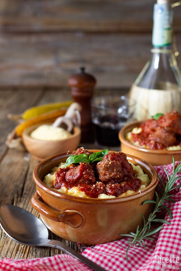Come fare i tegamini di polenta al ragù di salsiccia