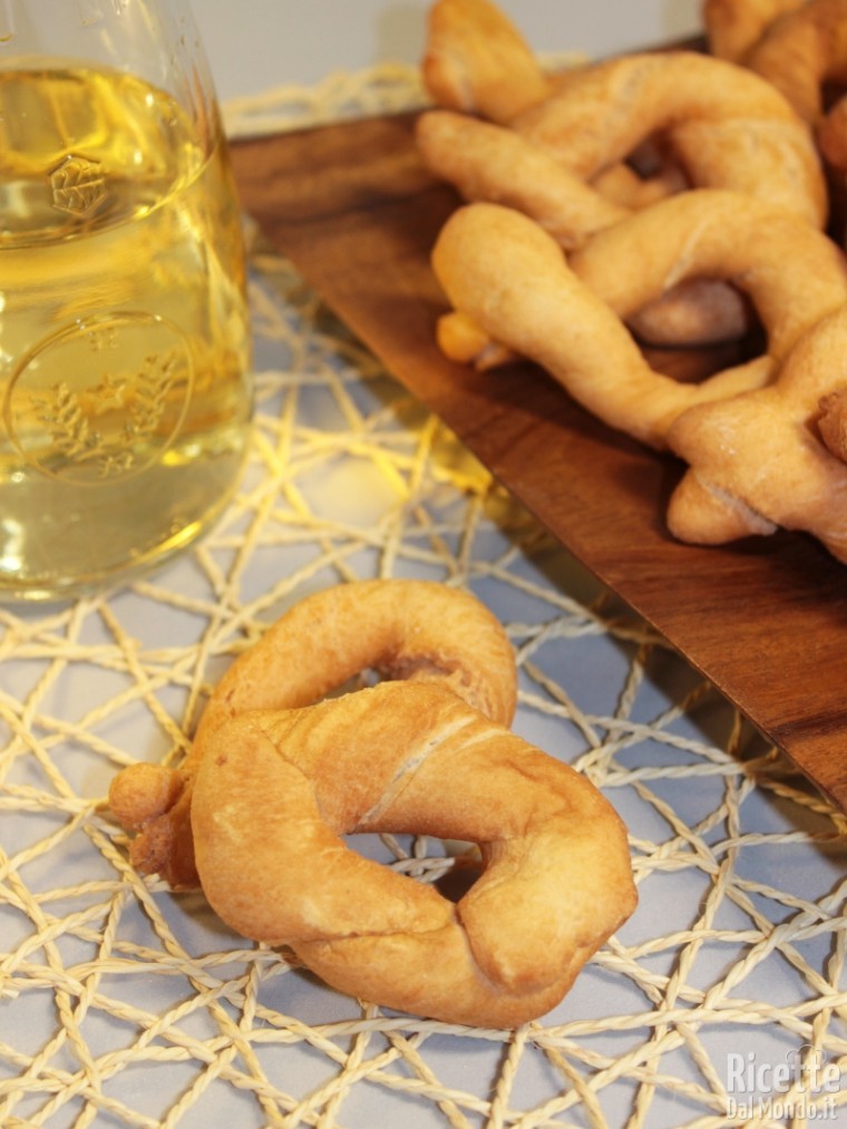 Come fare i torcetti dolci al vino bianco