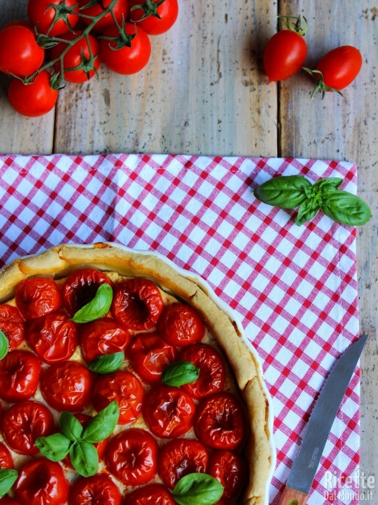Semplice torta salata con ricotta e pomodorini