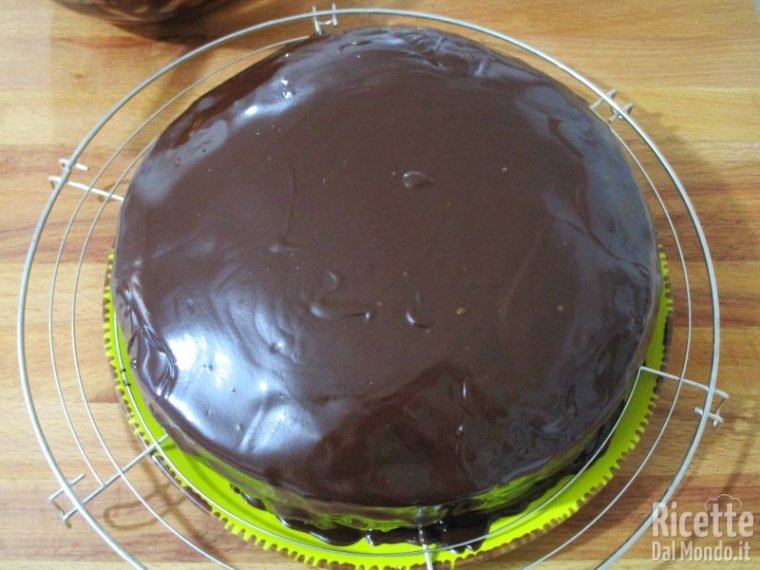 Coprire la torta Sacher di cioccolato