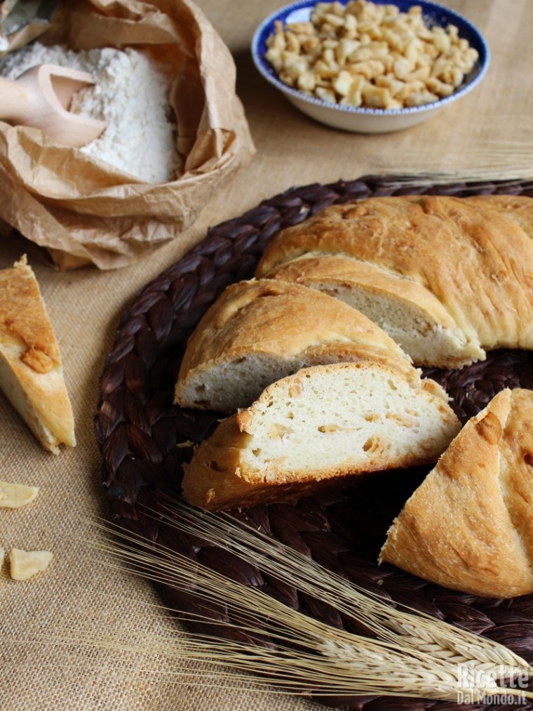 Tortano con ciccioli e sugna | RicetteDalMondo.it