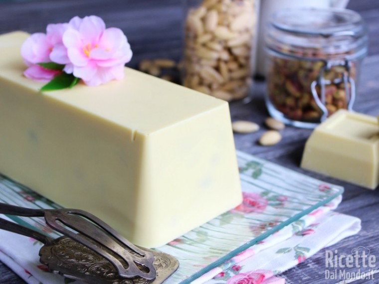 Torrone al cioccolato bianco fatto in casa