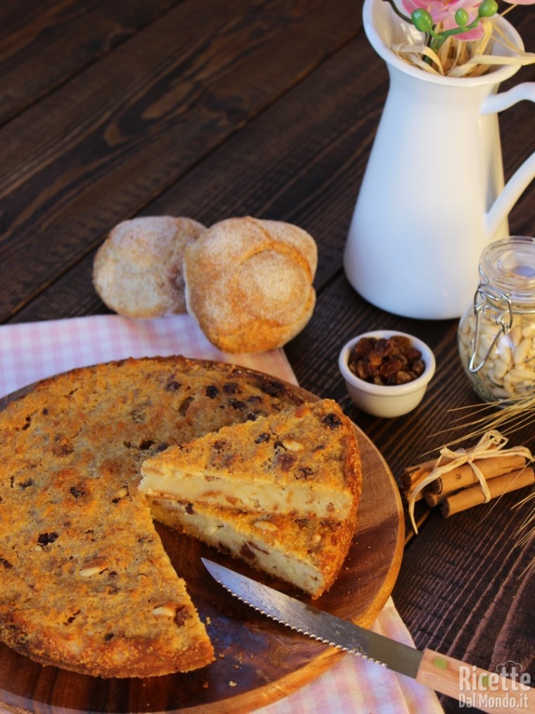 Torta di pane con uvetta e pinoli