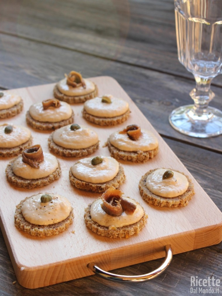 Tartine con mousse di tonno | RicetteDalMondo.it