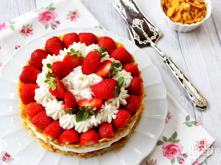 Torta di corn flakes e fragole senza cottura
