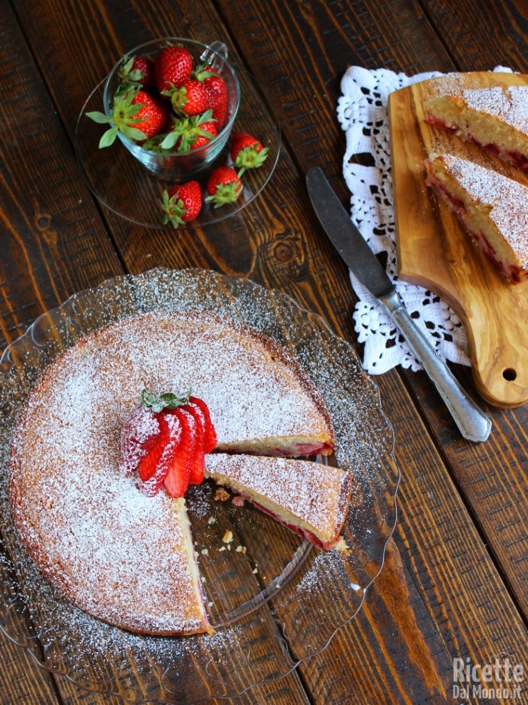 Torta di fragole morbida e umida
