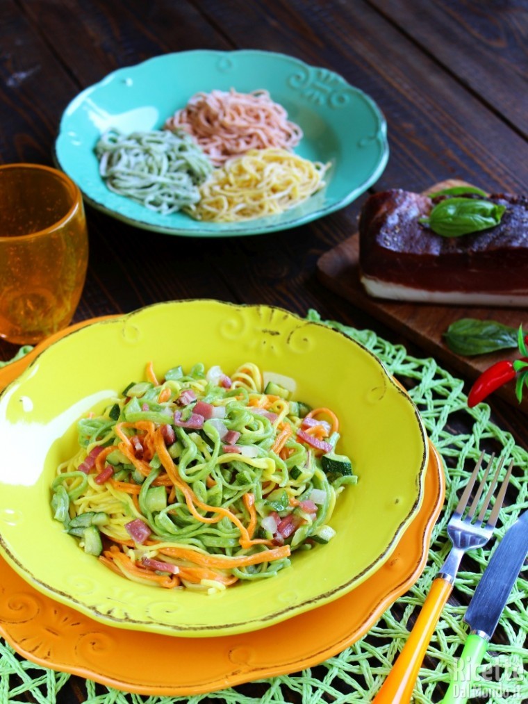 Ricetta semplice dei tagliolini colorati con zucchine e speck