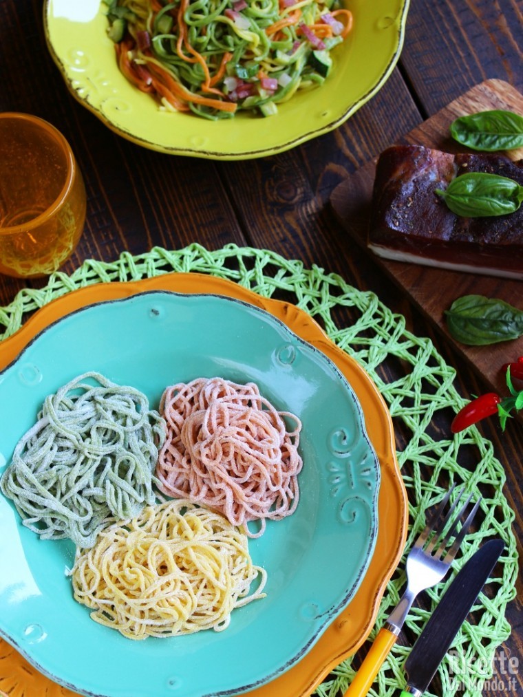 Gustosi tagliolini colorati con zucchine e speck
