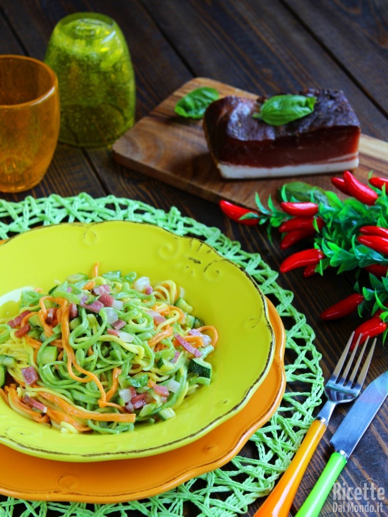 Vivaci tagliolini colorati con zucchine e speck