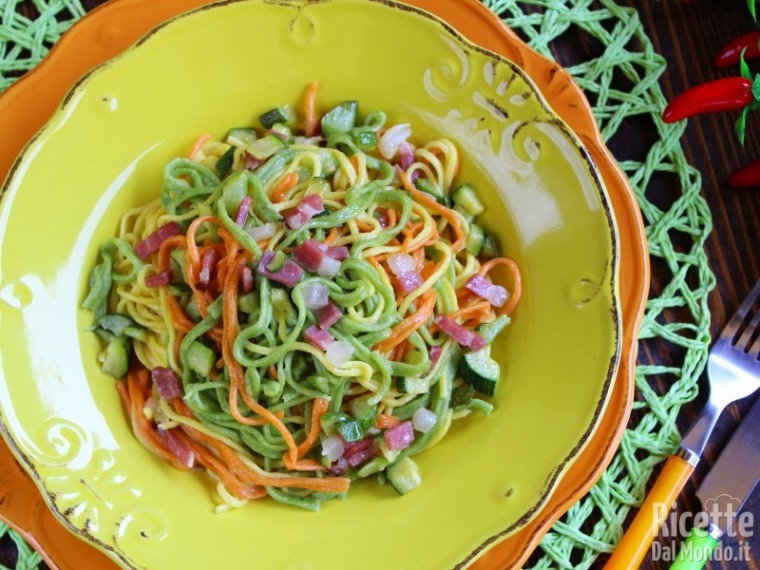 Ricetta tagliolini colorati con zucchine e speck