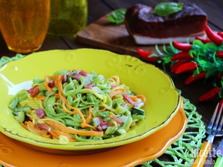 Come fare i tagliolini colorati con zucchine e speck