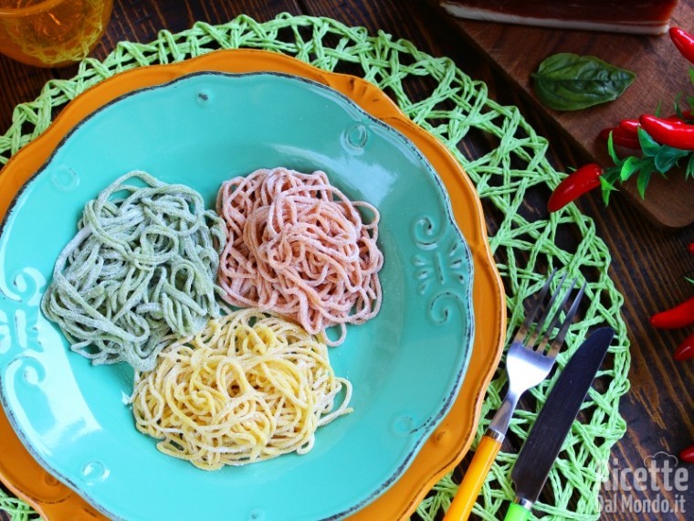 Semplici tagliolini colorati con zucchine e speck