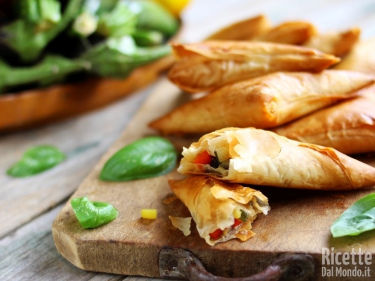 Triangolini di pasta fillo con verdure | RicetteDalMondo